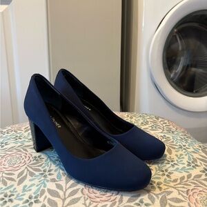 Donald J. Pliner Women's Navy Heels